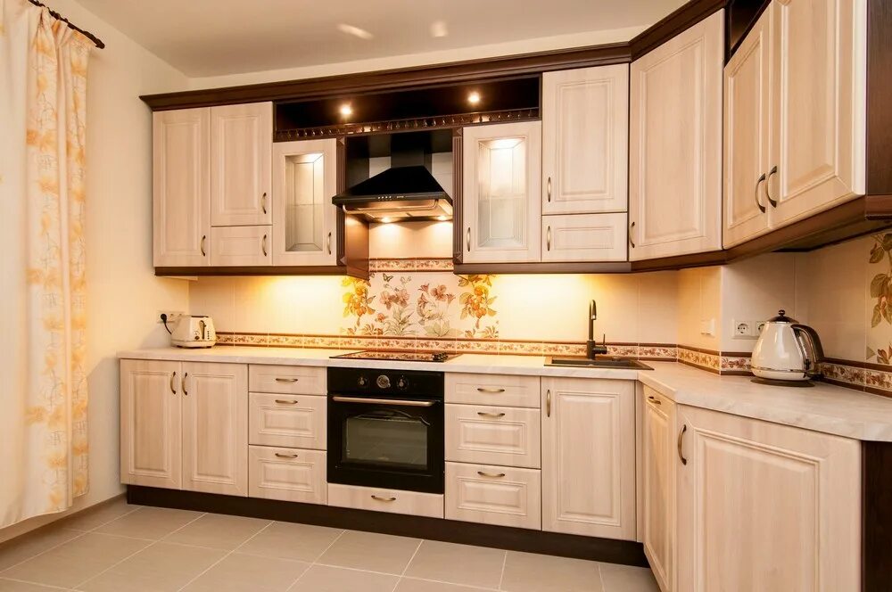 Кухня со светлым гарнитуром фото Декоративная кухня для нестандартного помещения. Дизайн кухни на заказ