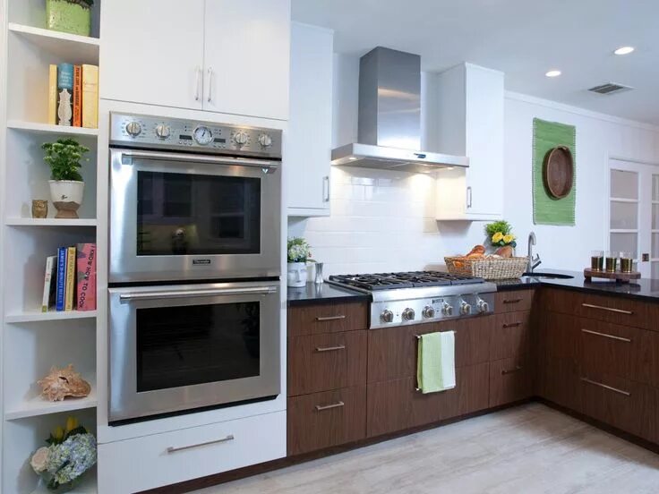 Кухня со встраиваемой техникой фото Midcentury Modern White Kitchen With Double Ovens Plans de cocinas pequeñas, Coc