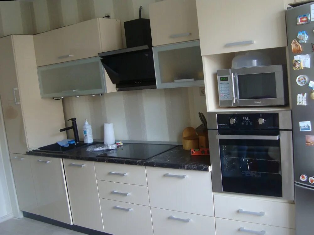 Кухня со встроенным духовым шкафом фото Цены на прямые кухни в Москве, купить прямой кухонный гарнитур