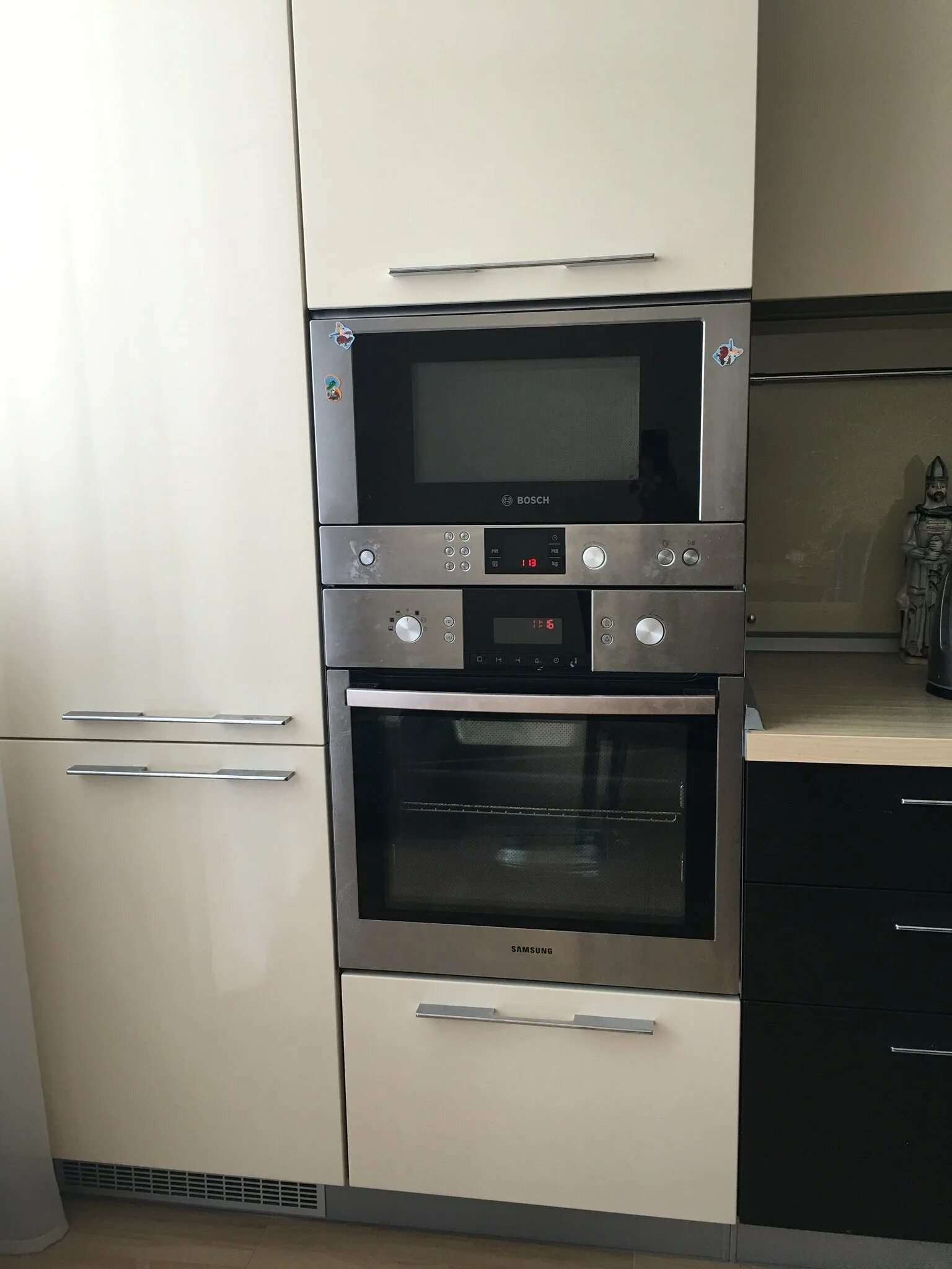 Кухня со встроенным духовым шкафом фото Духовка и микроволновка в одном шкафу HeatProf.ru