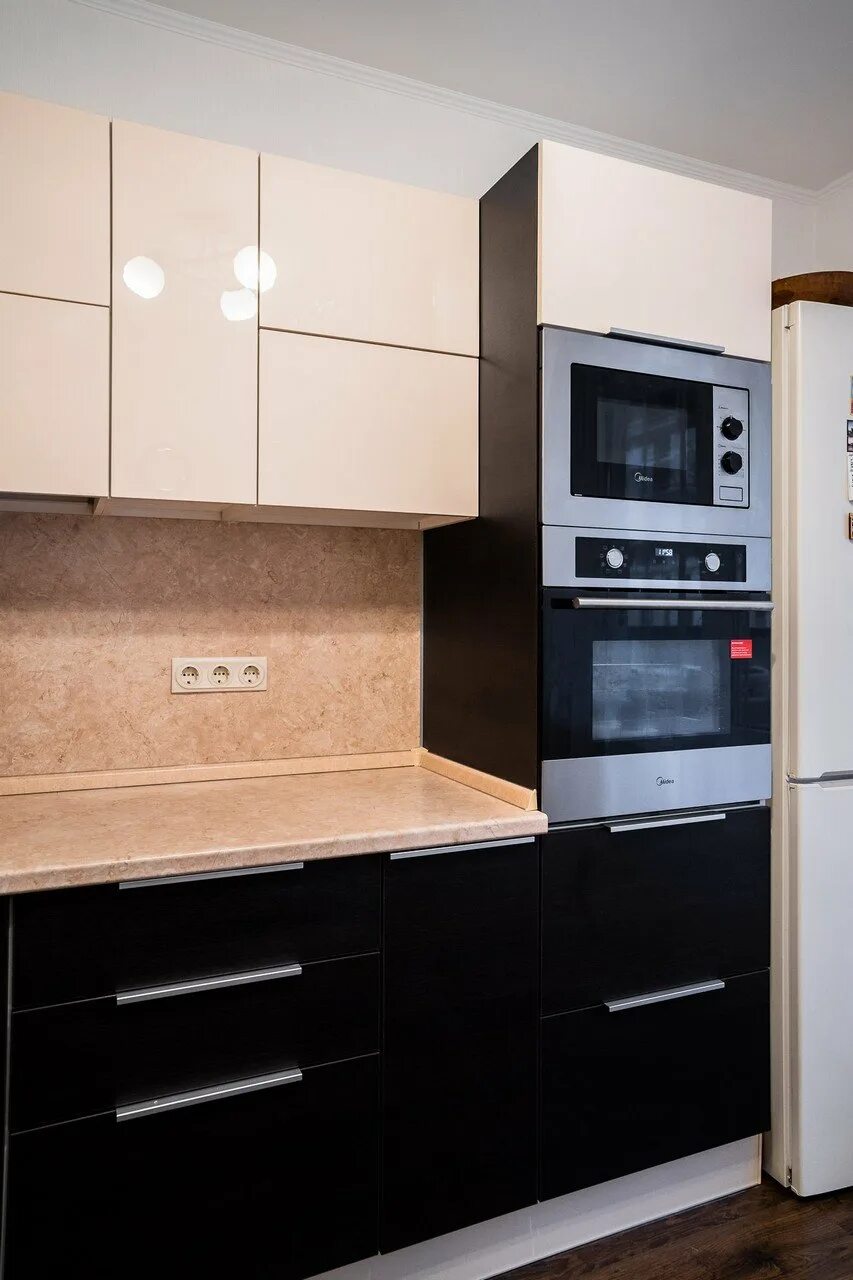 Кухня со встроенным духовым шкафом фото Кухня с пеналом для духовки и микроволновки HeatProf.ru