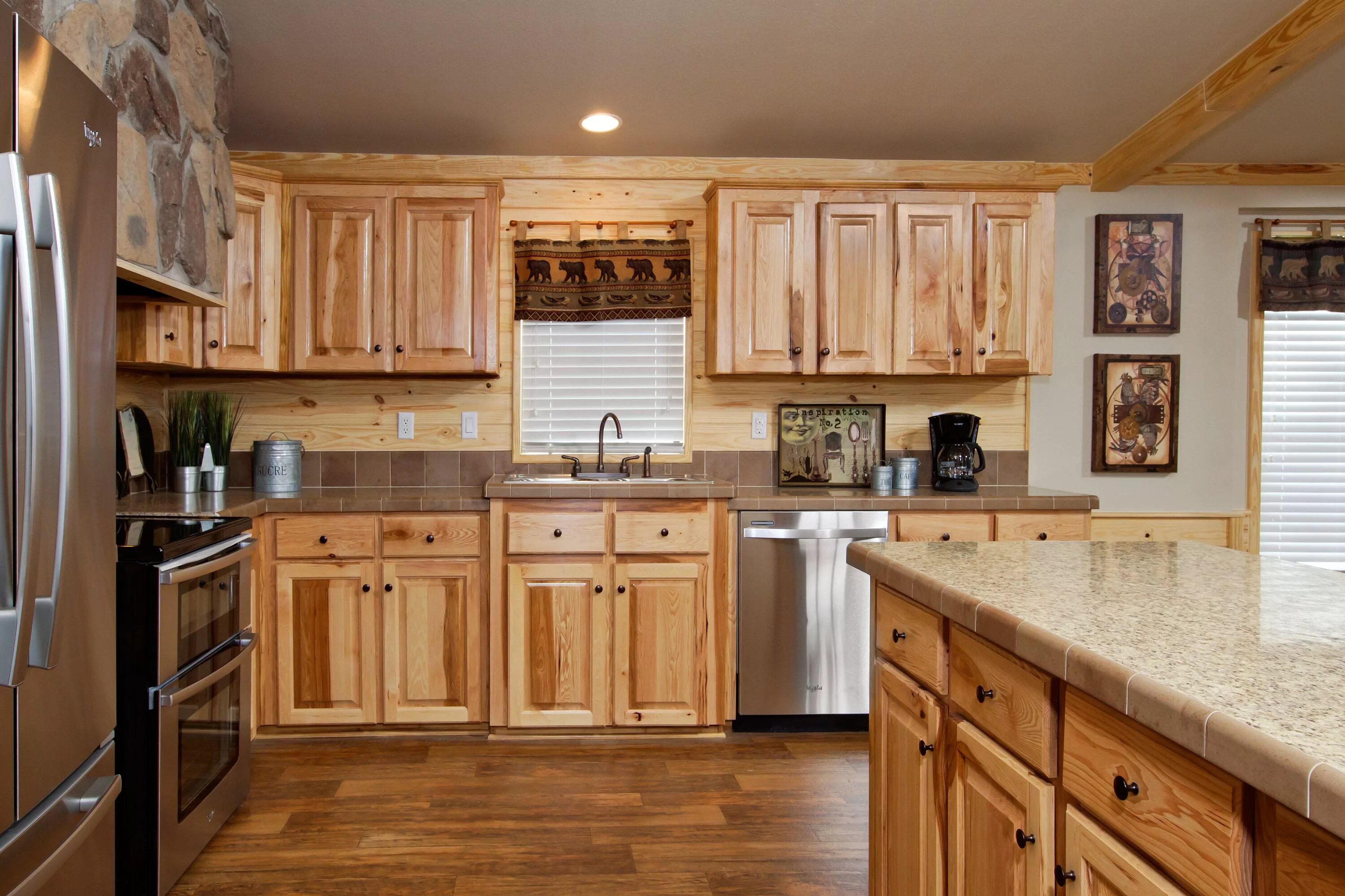 Кухня сосна фото Rustic Kitchen Cabinets for a Charming Beachwood Kitchen