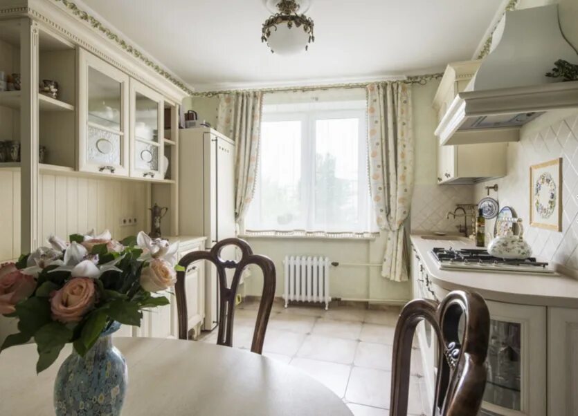 Кухня сталинка планировка Тренды дизайна штор на кухню в 2020 году - лучшие решения для интерьера на фото 