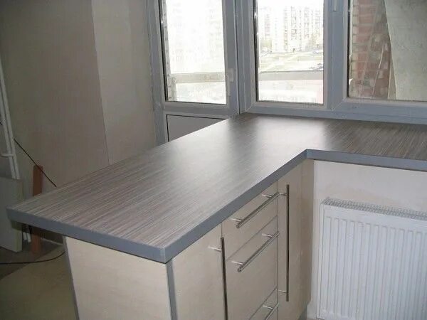 Кухня стол подоконник фото На фото столешница опирается на шкафчик. Для рабочей поверхности - прекрасное ре