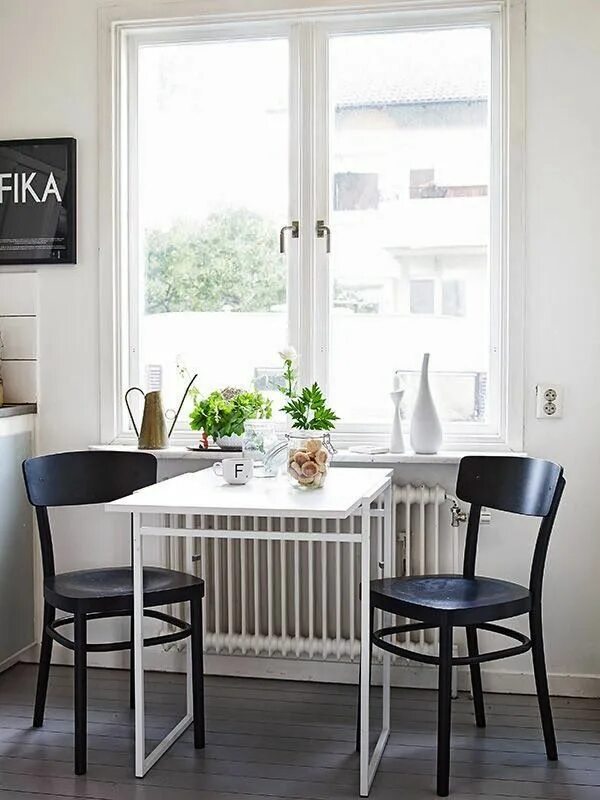 Кухня стол у окна фото дизайн 50 μικρά τραπέζια για μικρές κουζίνες! - Toftiaxa.gr Скандинавские столовые, Ска