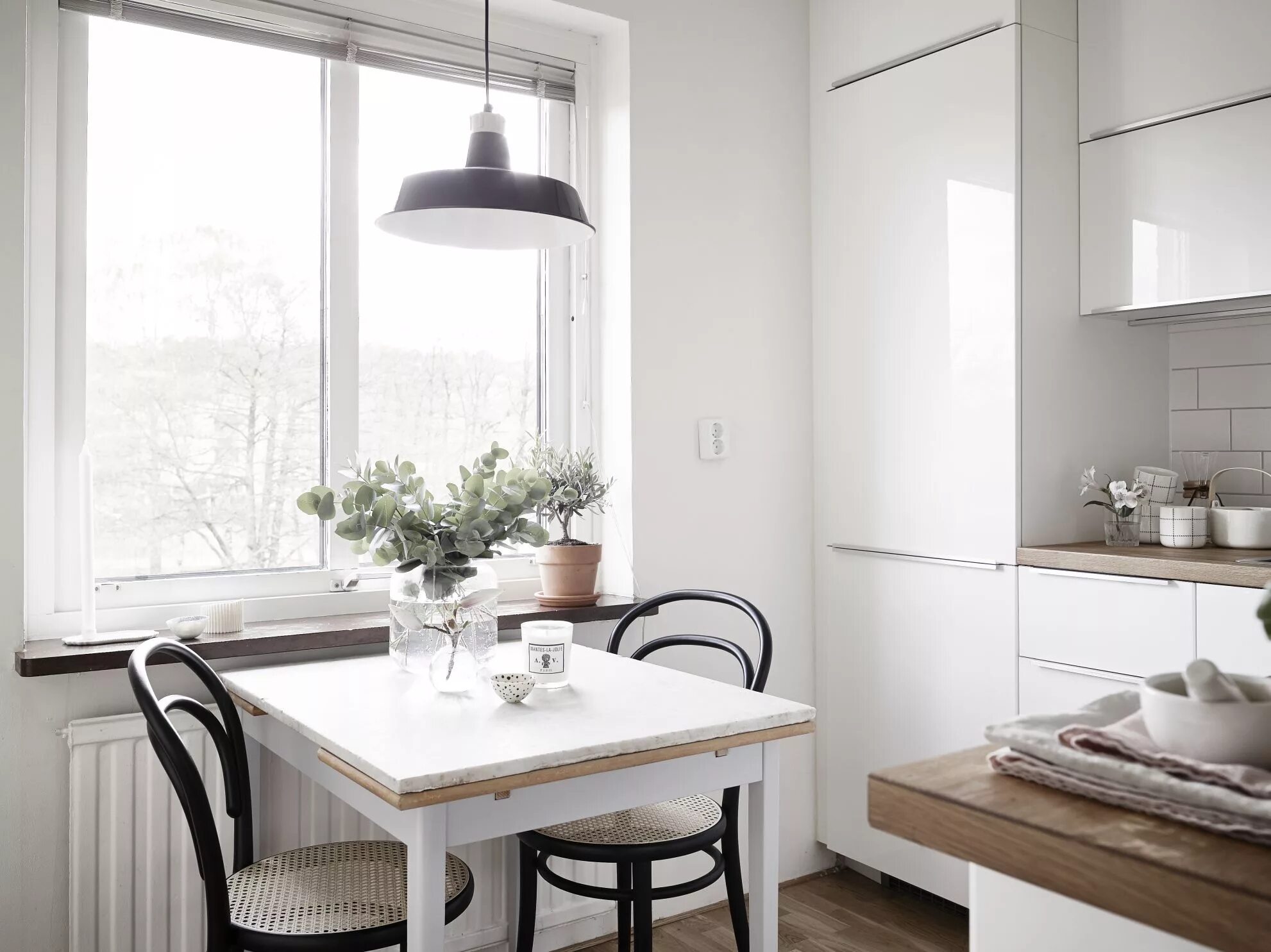 Кухня стол у окна фото дизайн Birkagatan 18 A Dining room small, Tiny dining rooms, Dining room design