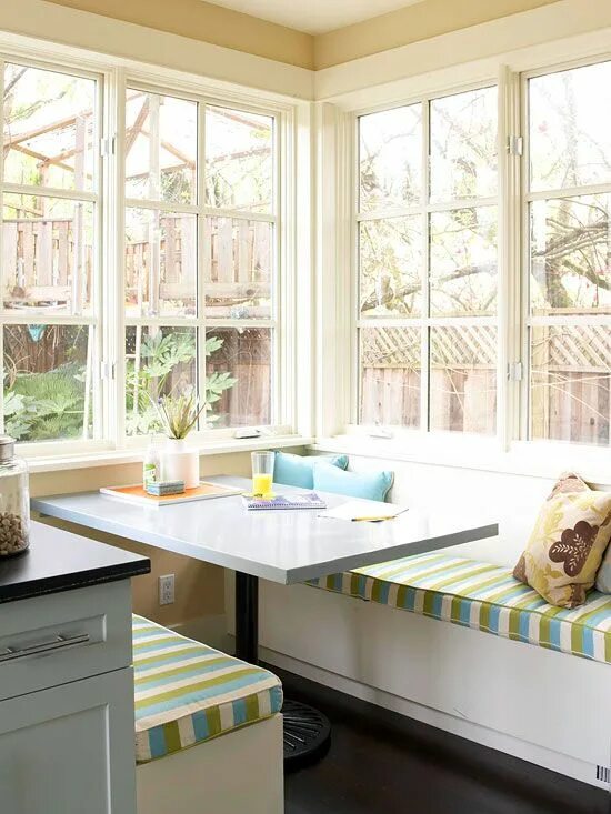 Кухня стол у окна фото дизайн Space-Savvy Banquettes Dining room small, Kitchen banquette, Dining nook