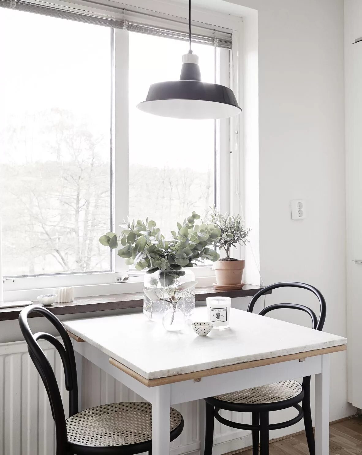 Кухня стол у окна фото дизайн decordots Tiny dining rooms, Dining room small, Dining room design