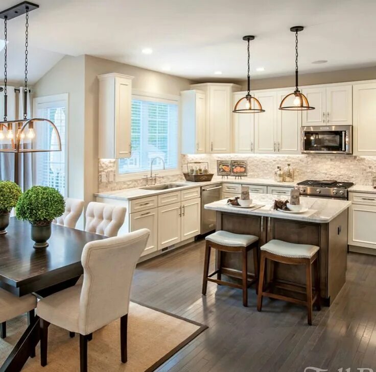 Кухня столовая дизайн фото Lisa Downs on Instagram: "2 beautiful kitchens. Which one is your style? Swipe ⬅