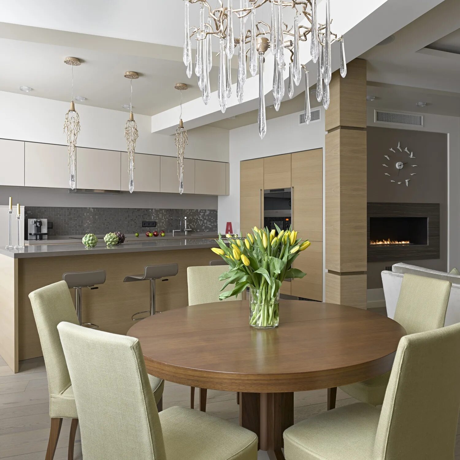 Кухня столовая дизайн интерьер Фото интерьера столовой квартиры в стиле фьюжн