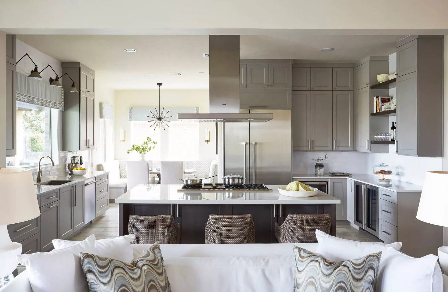 Кухня столовая гостиная планировка фото Пример кухни в коттедже в скандинавском стиле