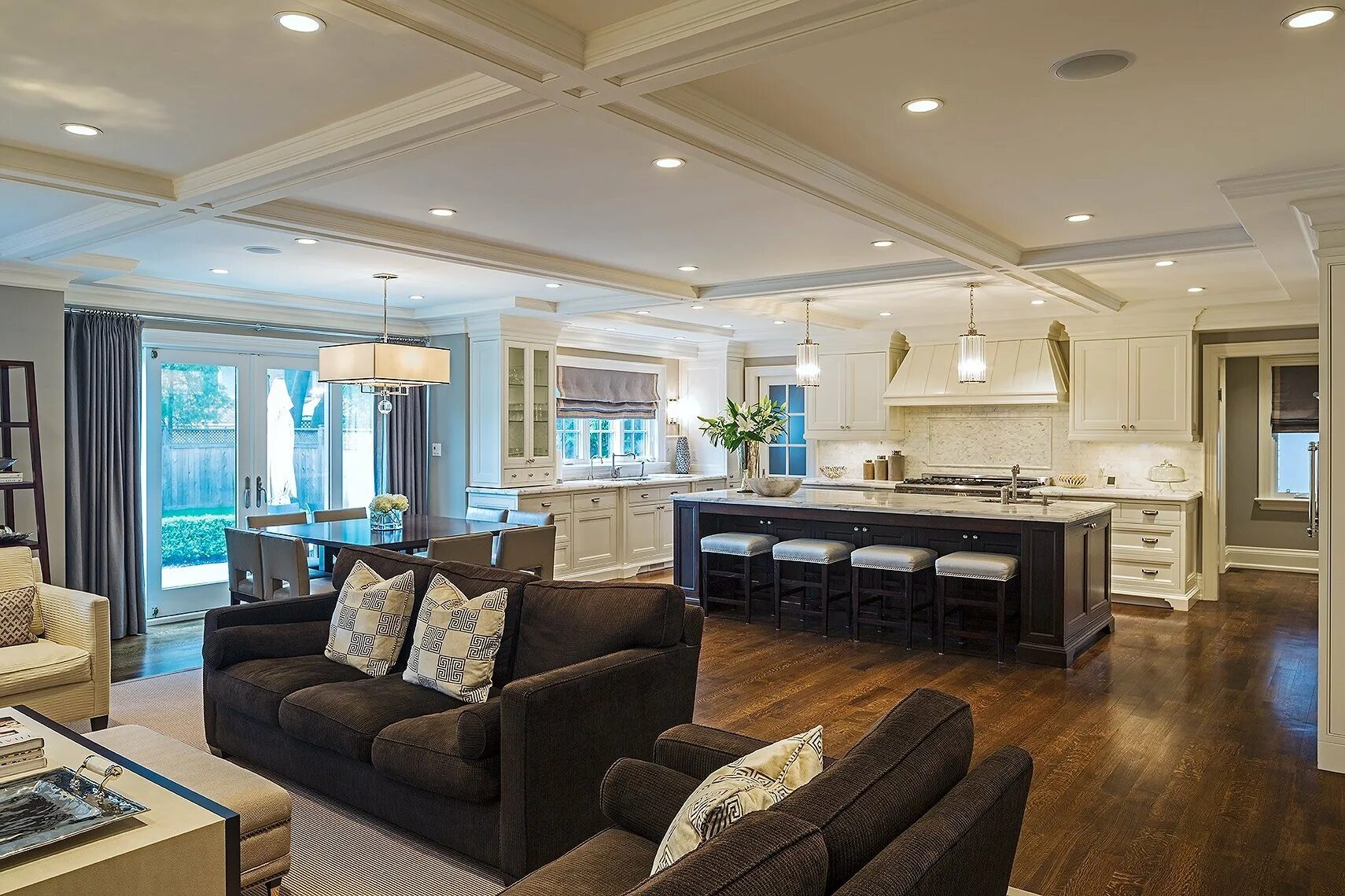 Кухня столовая гостиная планировка в частном доме Кухня с островом: особенности дизайна, фото интерьера