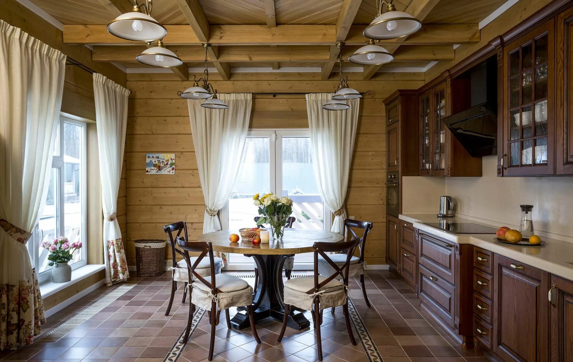 Кухня столовая в деревянном доме дизайн фото Дом недели: семейное гнездо в Ватутинках - INMYROOM
