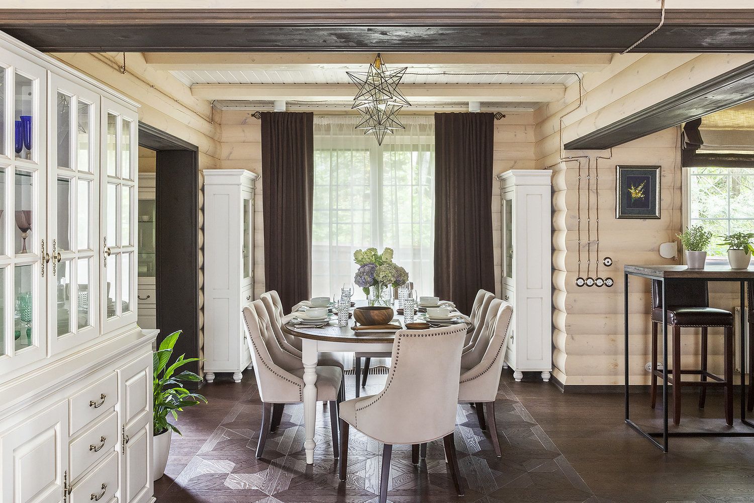 Кухня столовая в деревянном доме дизайн фото Дом недели: как оформили деревянную дачу из бруса - INMYROOM Дом, Интерьер бреве