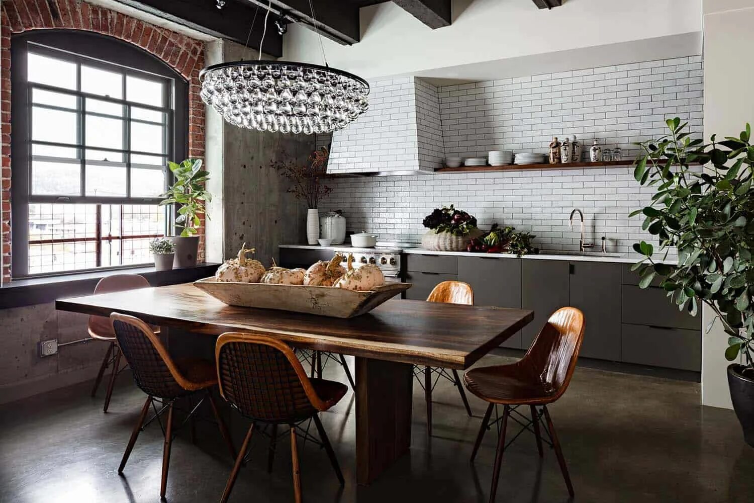 Кухня столовая в стиле лофт Fascinating industrial style loft apartment renovation in Portland Kitchen desig