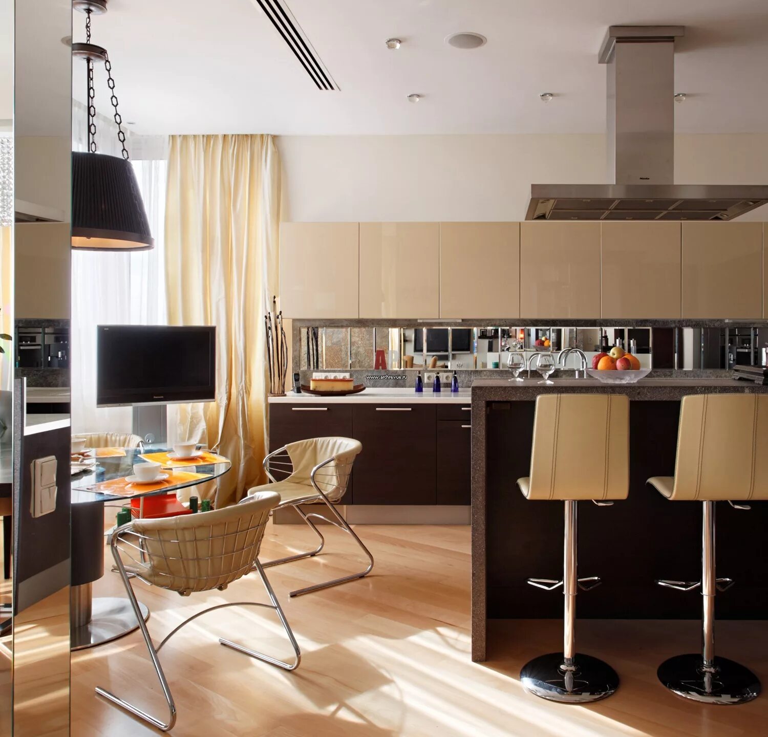 Кухня студия фото Фото интерьера кухни трехуровневого пентхауса в современном стиле