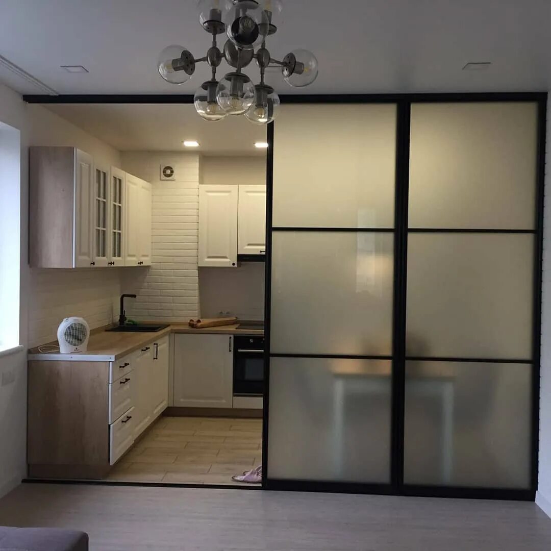 Кухня студия перегородка фото Дверь для кухни: рекомендации по выбору (40 фото): легкие складные кухонные моде