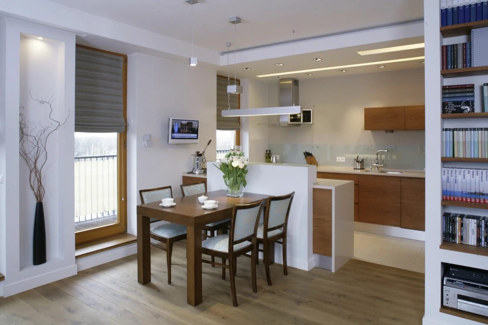 Кухня студия перегородка фото Kuchnia otwarta na jadalnię. Oba pomieszczenia podzielono niewielkim półwyspem, 