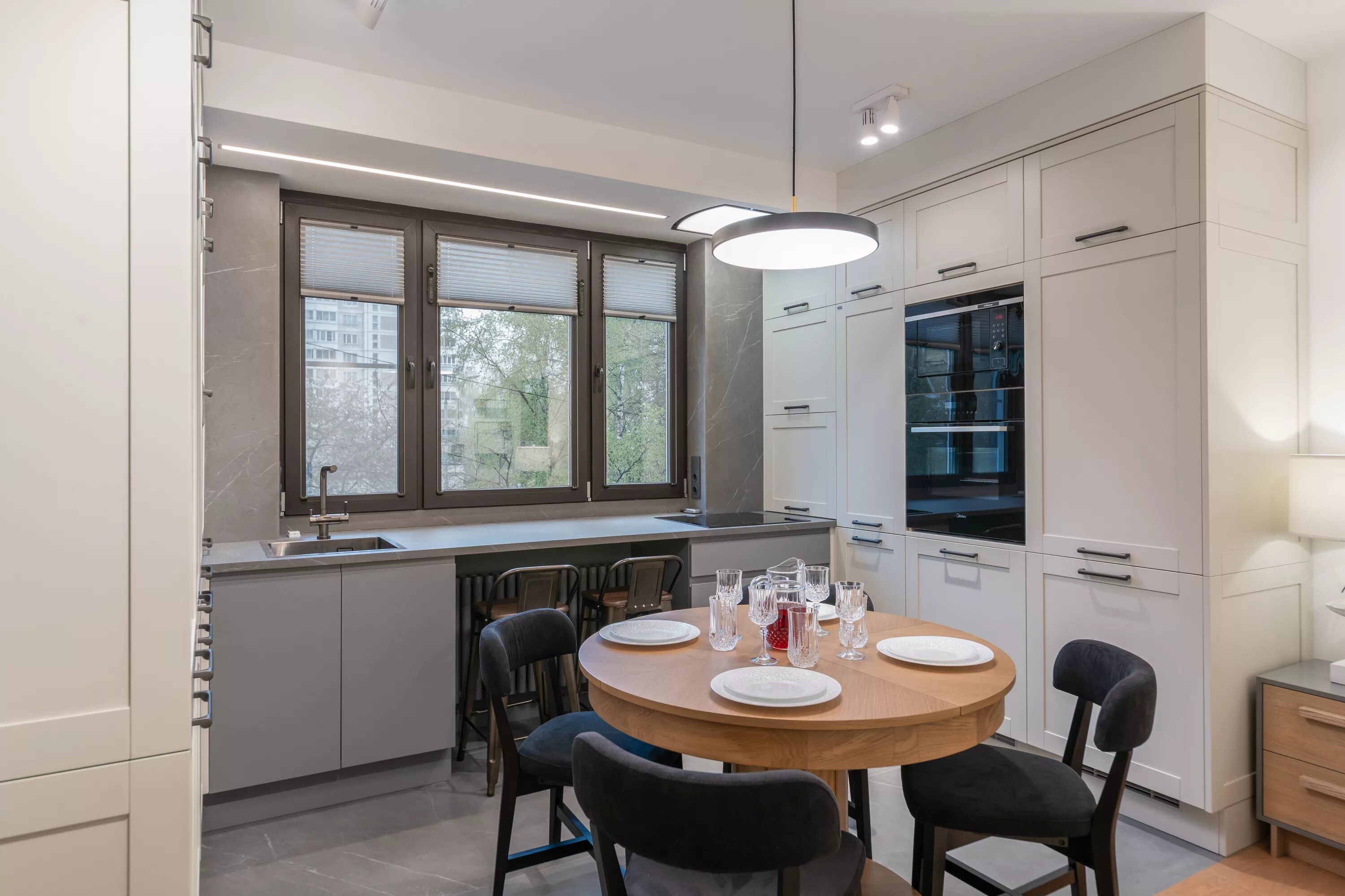 Кухня студия с окном фото Кухня с катушкой MrDoors - мебель на заказ.