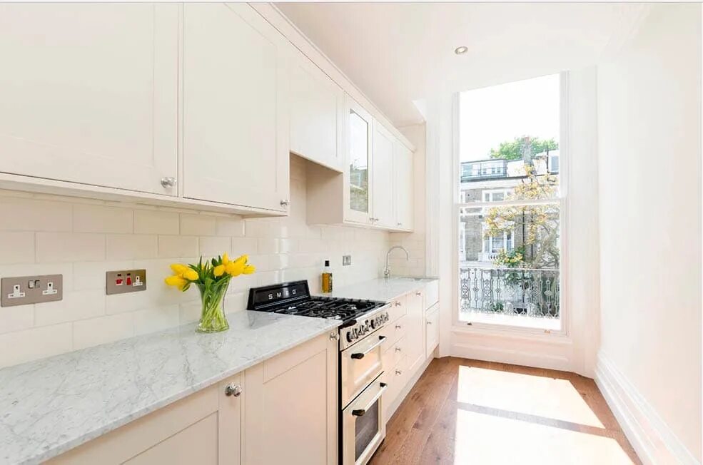 Кухня светлая маленькая фото реальные Узкая кухня - виды планировок, рекомендации, фото в интерьере