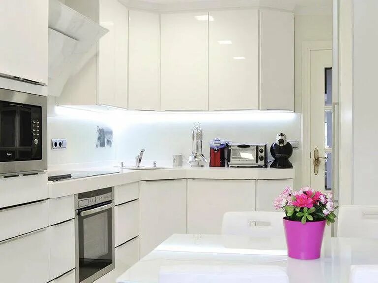 Кухня светлая маленькая фото реальные Кухня валерия Белая к4 новая модульная - купить в Новосибирске, цена 15 000 руб.