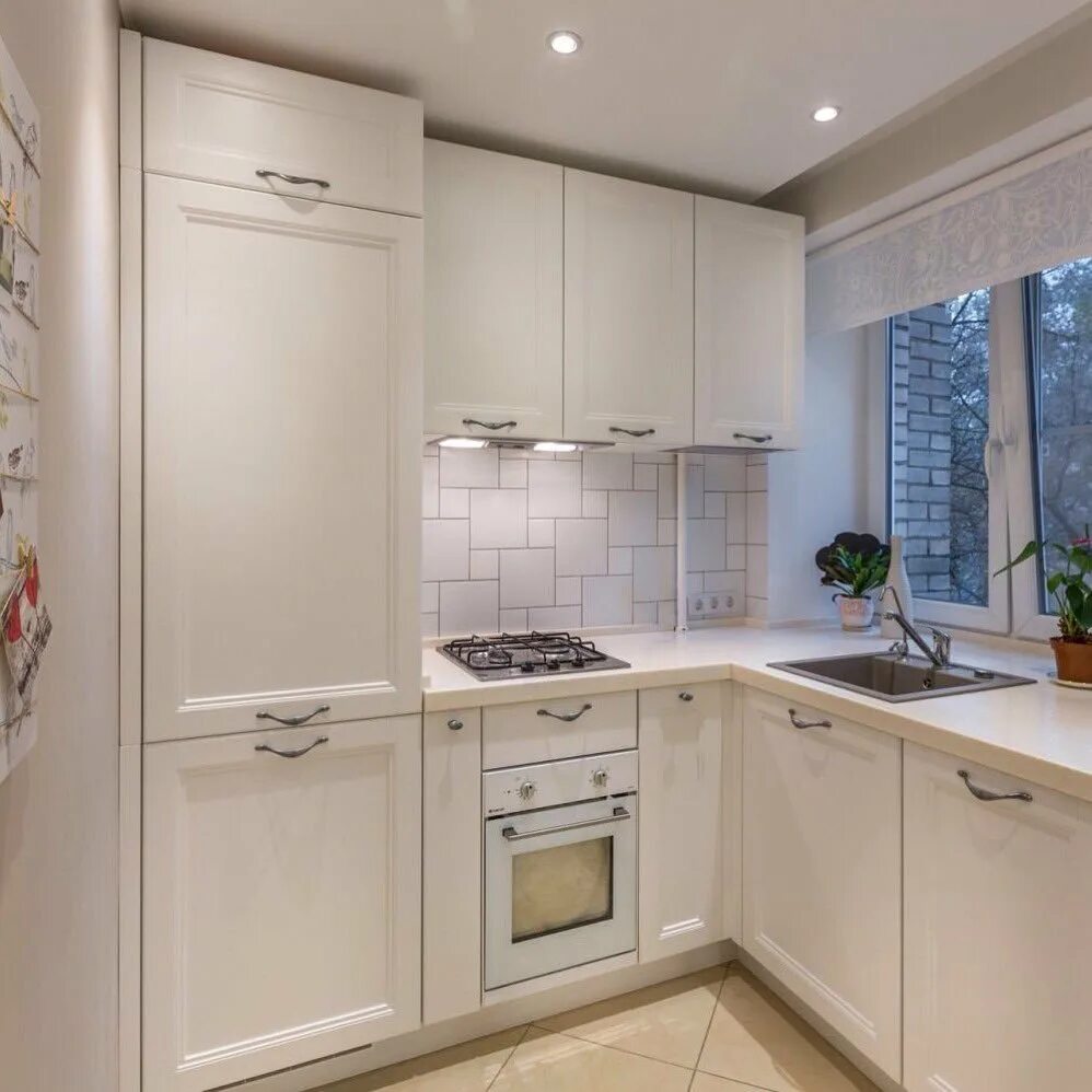 Кухня светлая маленькая фото реальные Светлая маленькая кухня фото - DelaDom.ru