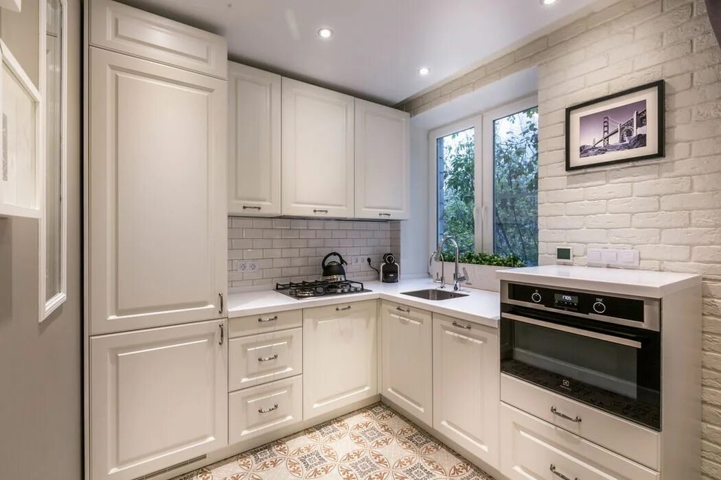 Кухня светлая мебель фото Gyermekes család 54m2-es társasházi lakásának berendezése teljes felszereltségge