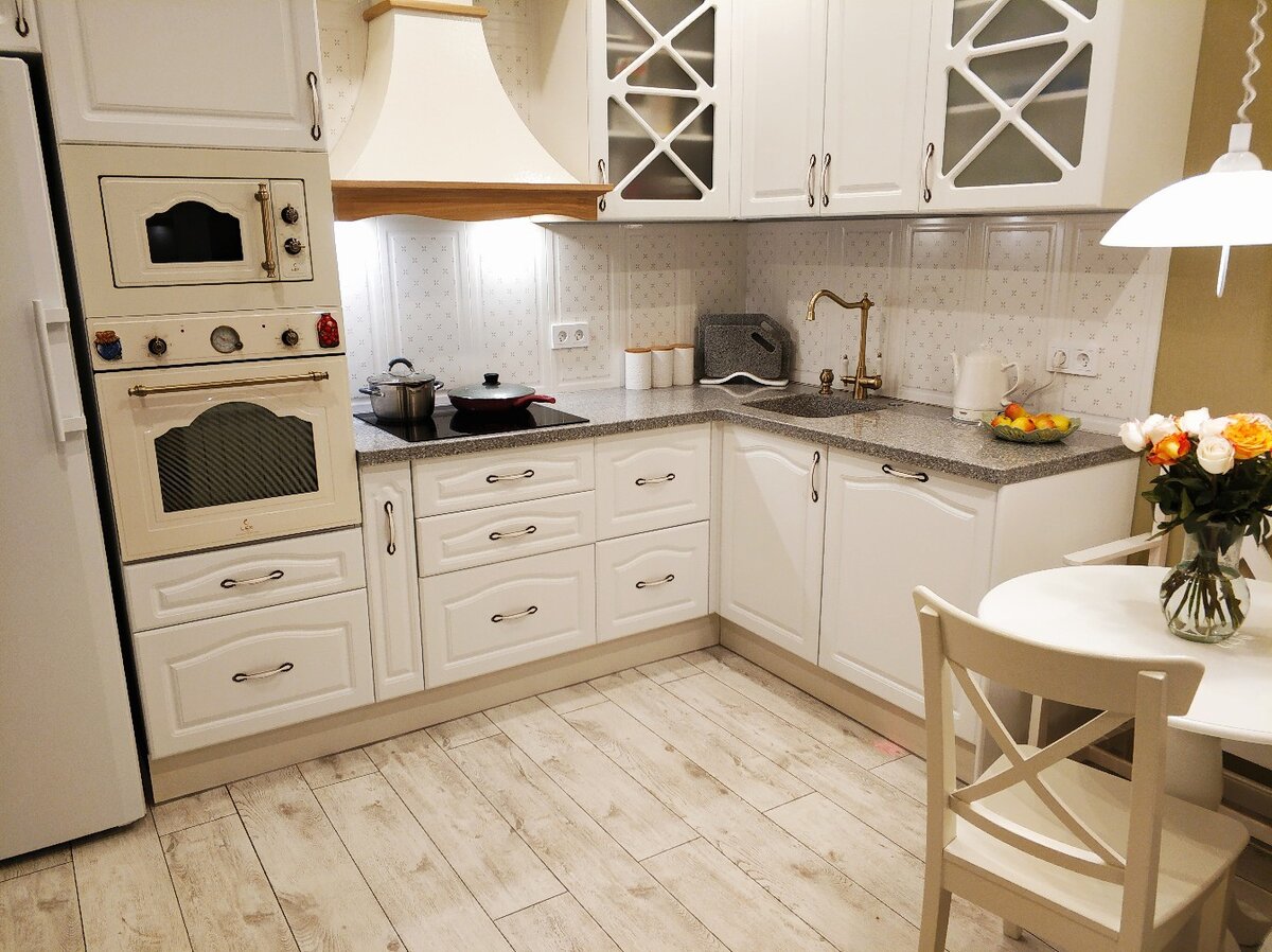 Кухня светлая мебель фото Уютная светлая кухня с необычной обеденной зоной: смешали неоклассику и стиль фр