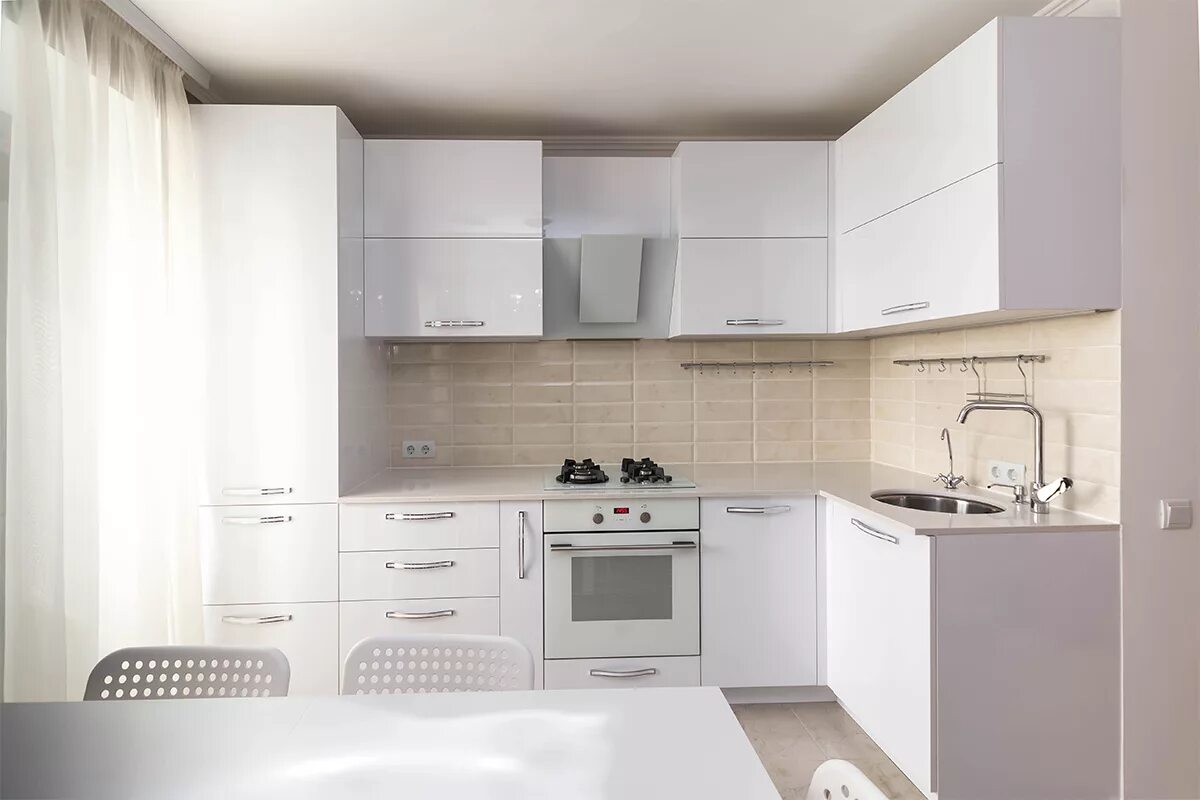 Кухня светлая угловая современная фото Дизайн белой кухни: 350 фото в интерьере, идеи для проекта и рекомендации - ArtP