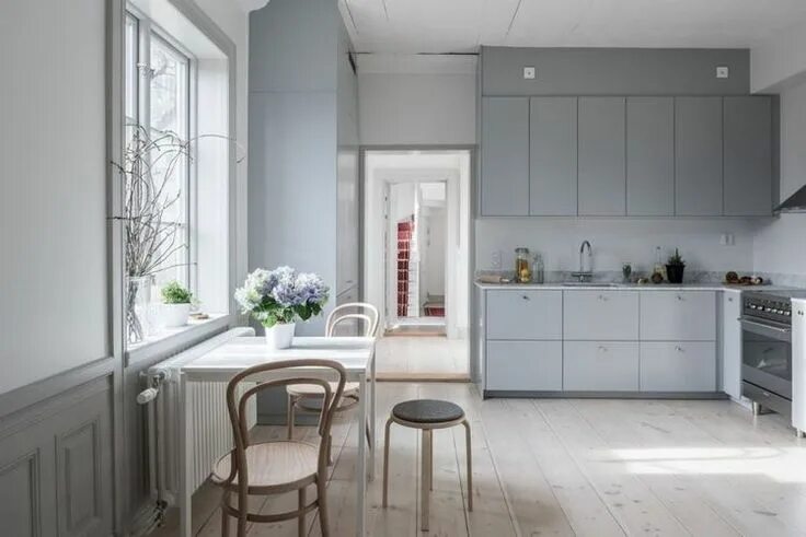 Кухня светло серого цвета в интерьере Majestic home (COCO LAPINE DESIGN) Scandinavian interior kitchen, Kitchen interi