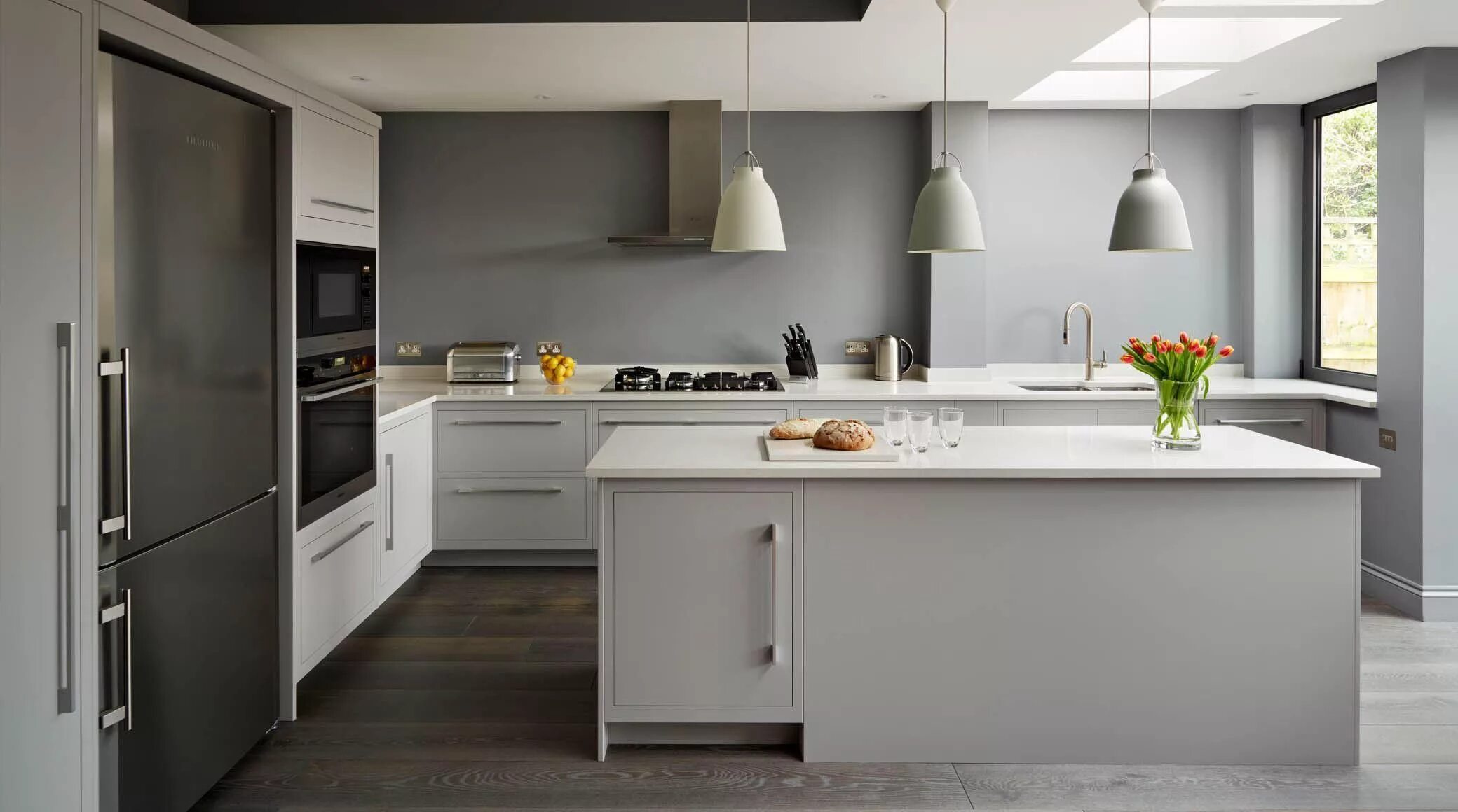 Кухня светло серого цвета в интерьере Linear Kitchens from Harvey Jones Kitchens Minimalist kitchen design, Open plan 