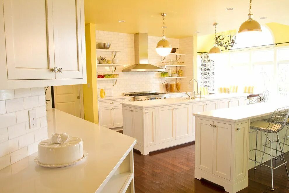 Кухня светло желтые стены в интерьере Kitchen Decorating and Designs by alisha gwen interior design - Pittsburgh, Penn