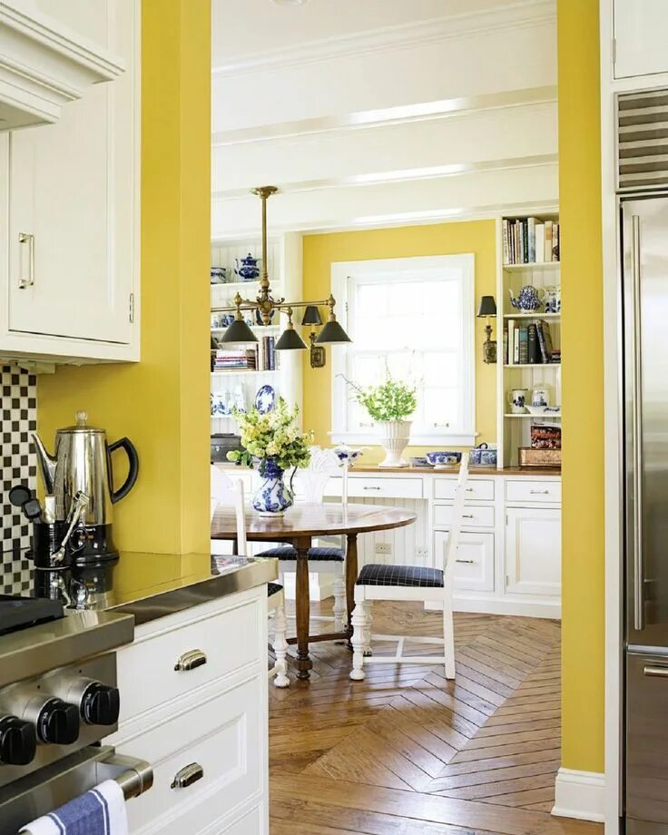 Кухня светло желтые стены в интерьере 10 Yellow Kitchens That'll Make You So Happy Yellow kitchen decor, Yellow kitche