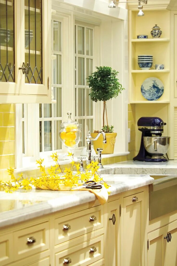 Кухня светло желтые стены в интерьере OLDD_YellowKitchen Yellow kitchen, Yellow kitchen cabinets, Kitchen inspirations