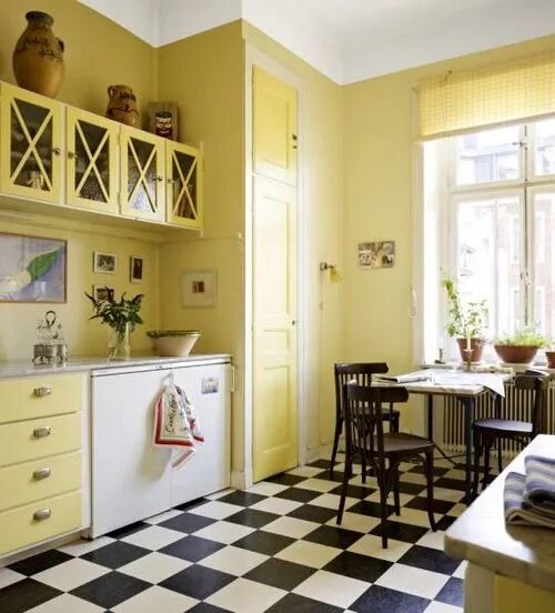 Кухня светло желтые стены в интерьере Разноцветные интерьеры: кухни Home decor, Kitchen cabinets, Furniture