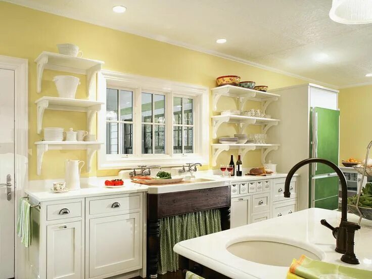 Кухня светло желтые стены в интерьере Yellow Cottage Kitchen Aménagement de la cuisine, Configurations de petite cuisi