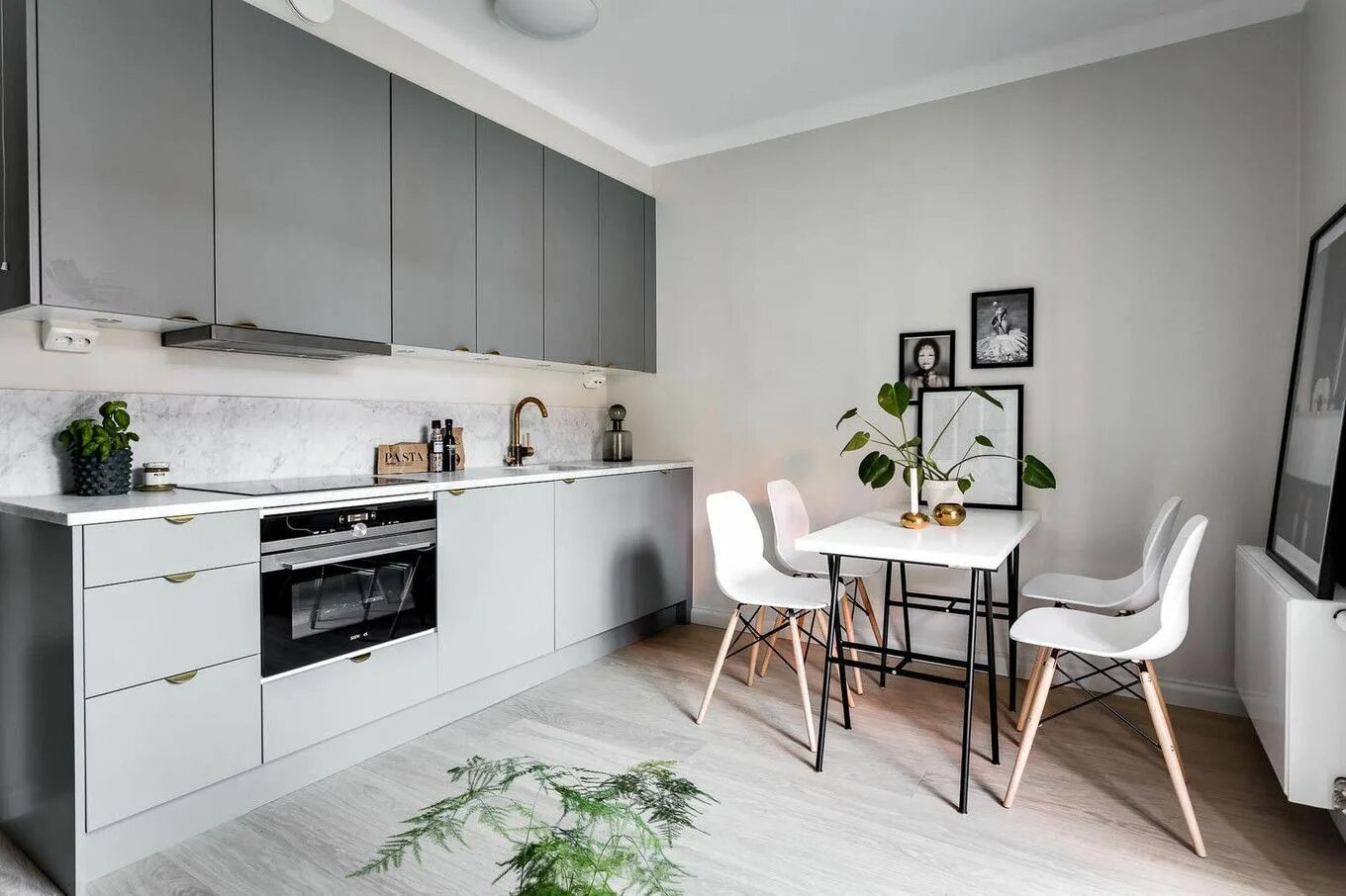 Кухня светлые обои фото Квартира-студия площадью 23 квадратных метра: hqroom Grey dining room, Grey kitc
