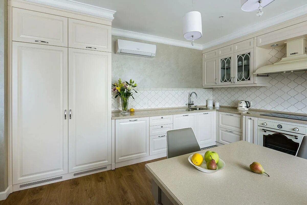 Кухня светлые обои фото Классическая белая кухня 11 кв м с деревянной столешницей и современной техникой