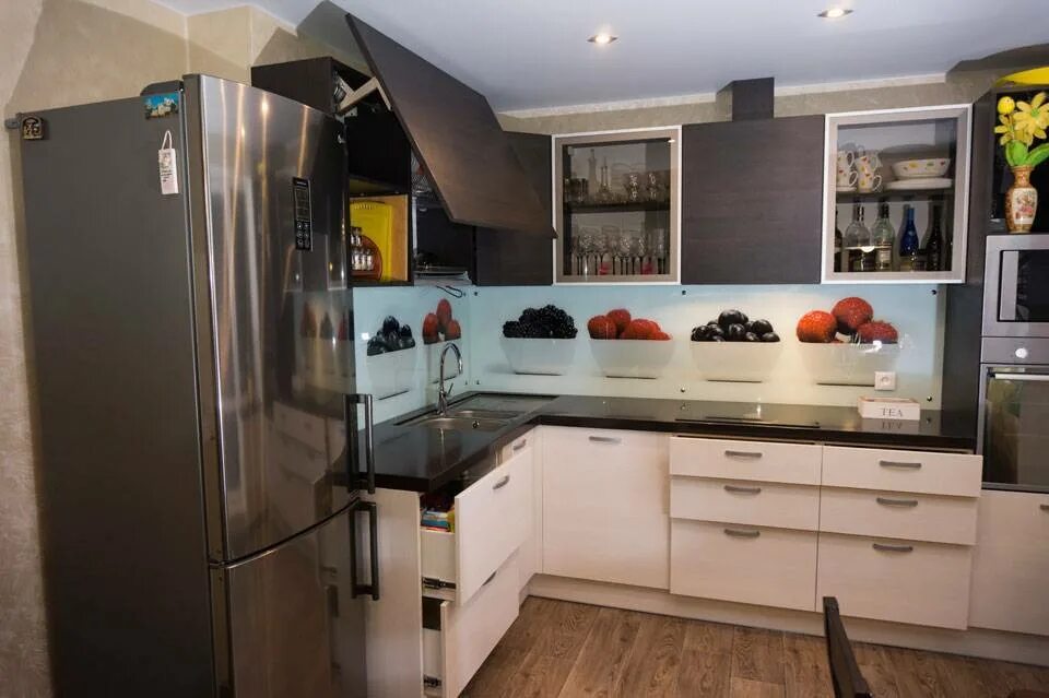 Кухня светлый верх темный низ в интерьере Кухонная мебель низ темный верх светлый - фото