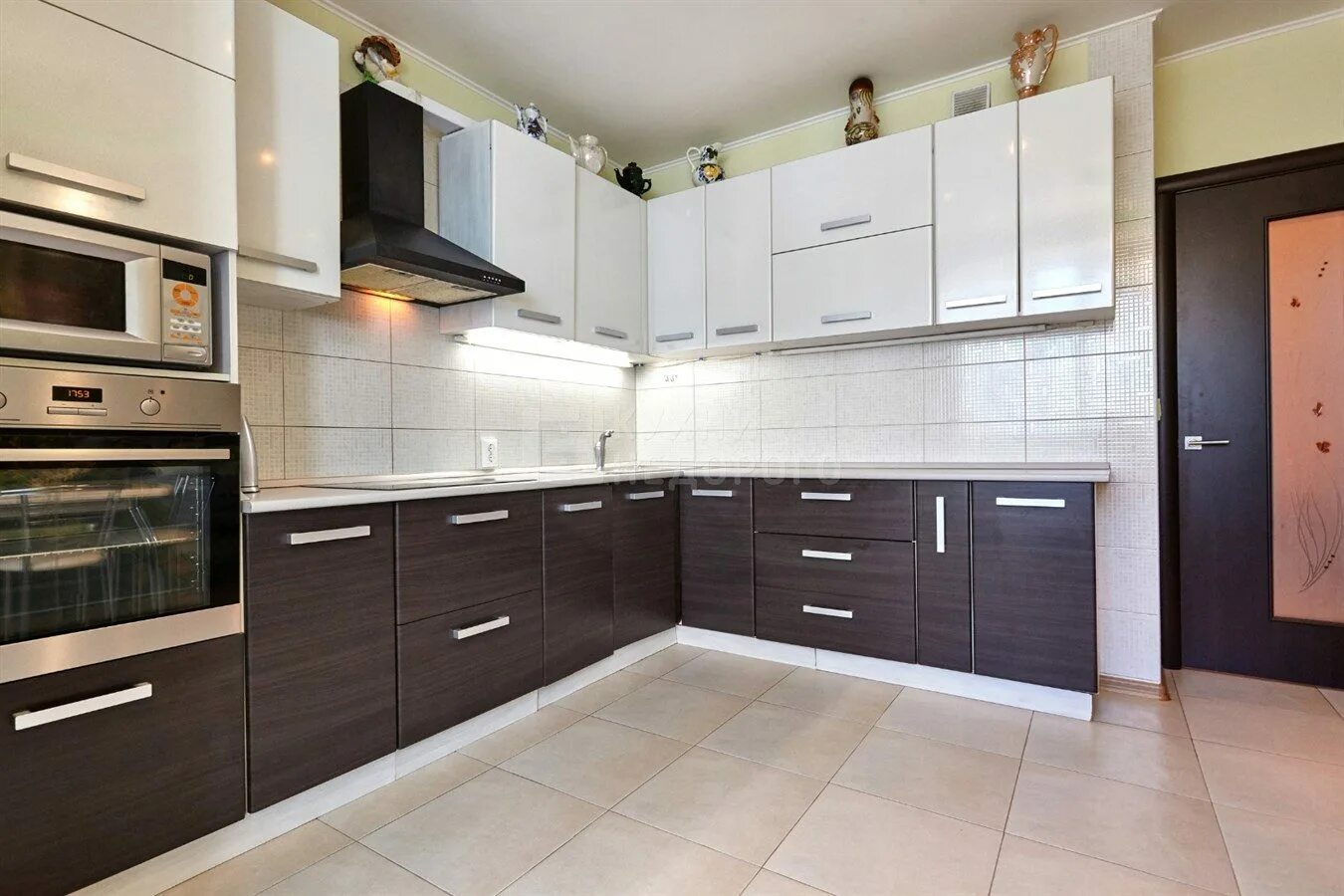 Кухня светлый верх темный низ в интерьере Кухня Нелли купить от производителя Мебельмания в Санкт-Петербурге