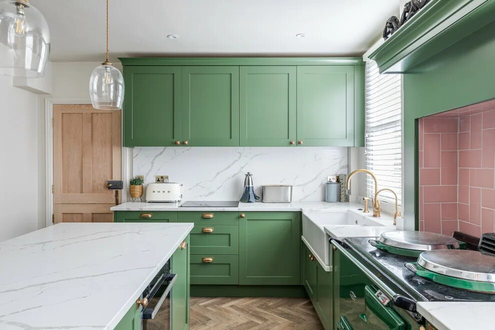Кухня светлый зеленый фото Traditional Green Shaker - Классический - Кухня - Хартфордшир - от эксперта Plan