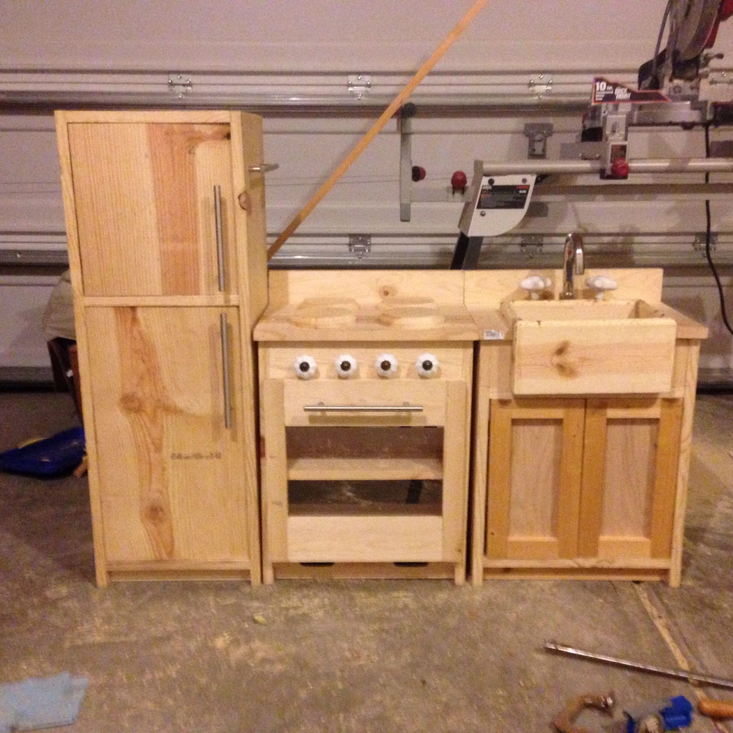 Кухня своими руками для начинающих фото Ava's Play Kitchen Diy play kitchen, Diy kids kitchen, Kids play kitchen