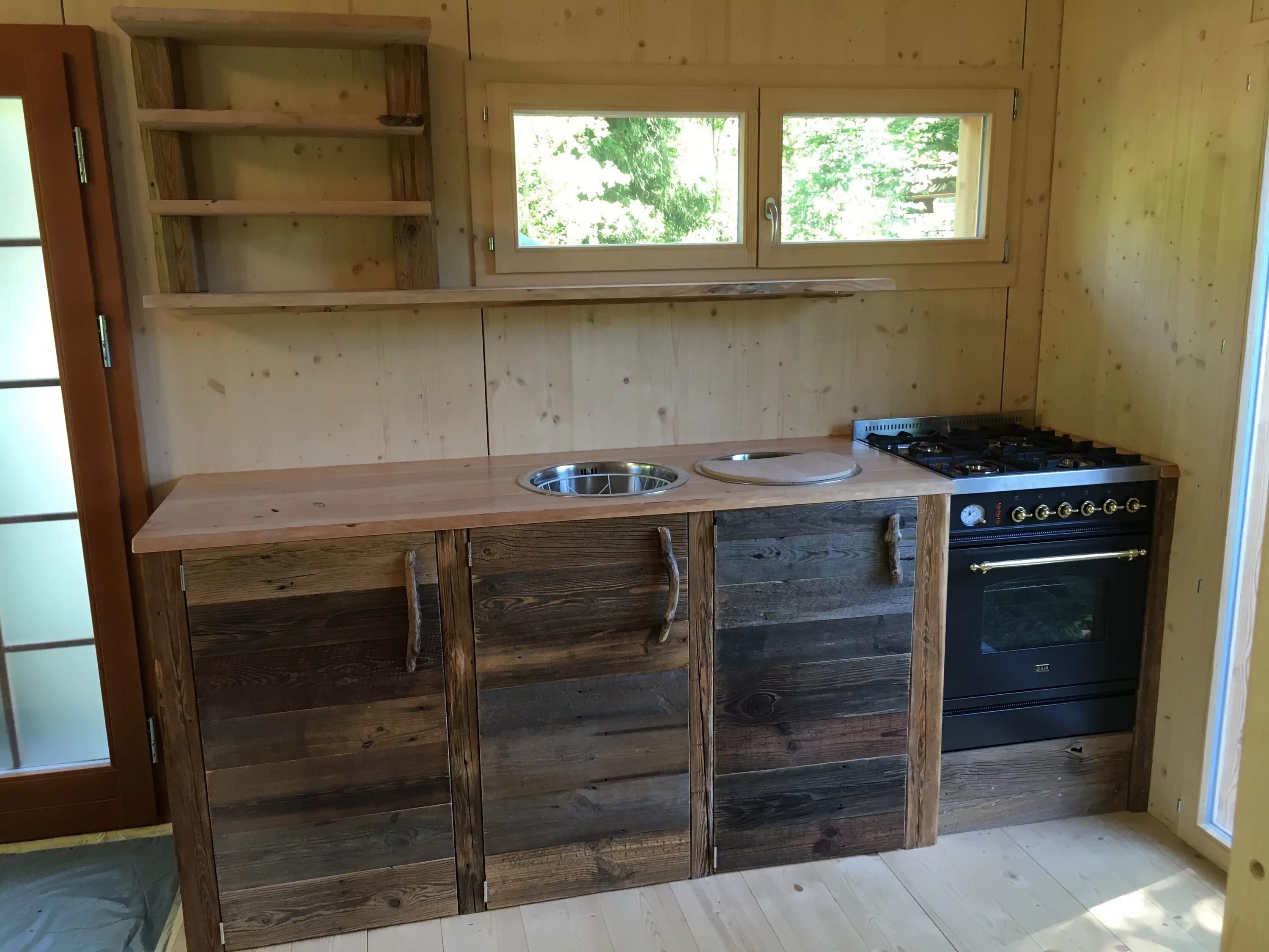 Кухня своими руками фото варианты Cuisine et étagère sur mesure en vieux bois Storage bench, Home, Decor