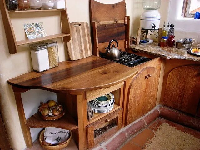 Кухня своими руками из дерева для дачи Linda Smiley's Laughing House @ Cob Cottage Company Tiny house kitchen, Tiny hou