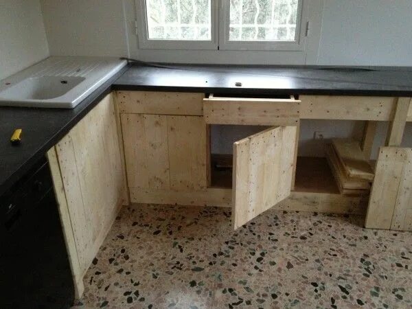 Кухня своими руками пошагово фото Kitchen Entirely Made From Repurposed Pallets * 1001 Pallets Sofa pallet, Bếp