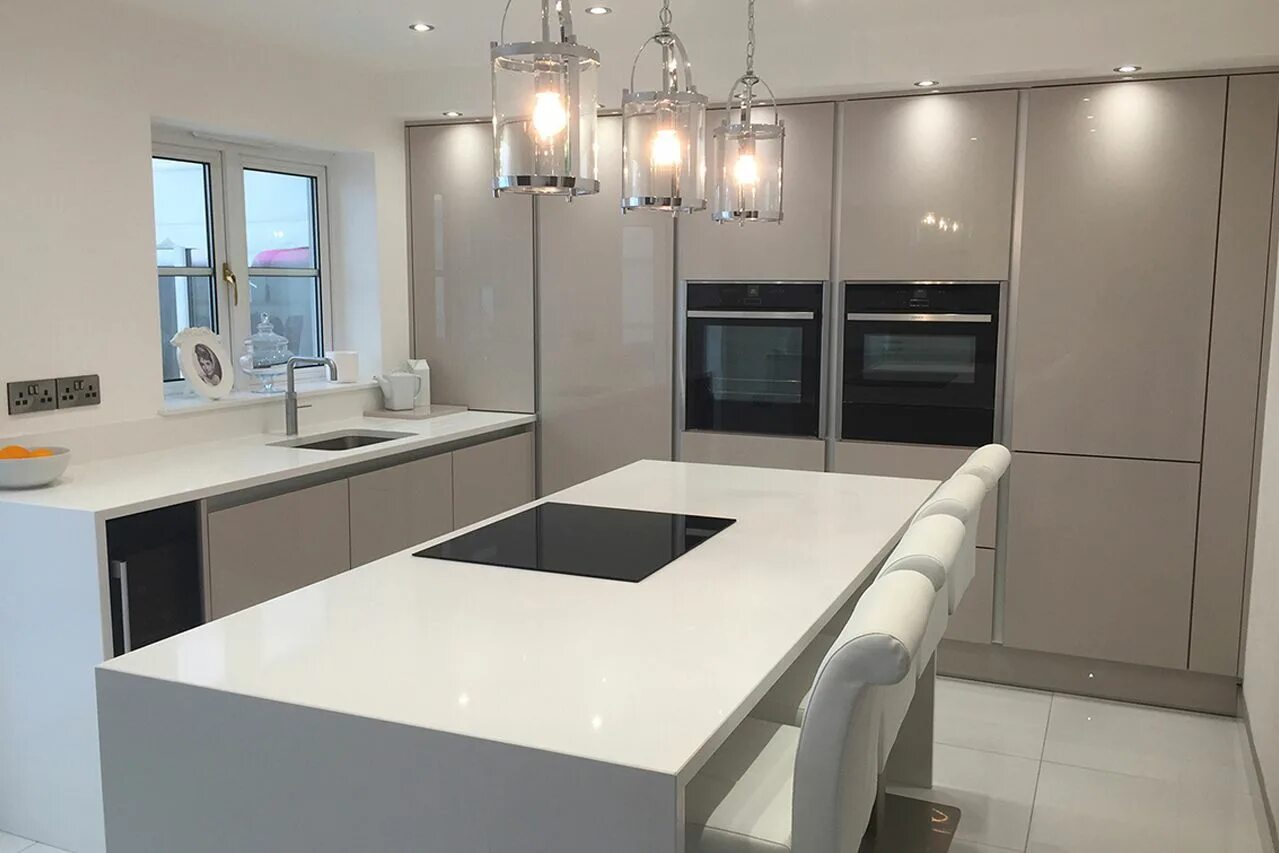 Кухня тауп в интерьере Purple Kitchens Zurfiz Ultragloss Cashmere Luxury kitchens, Modern kitchen desig