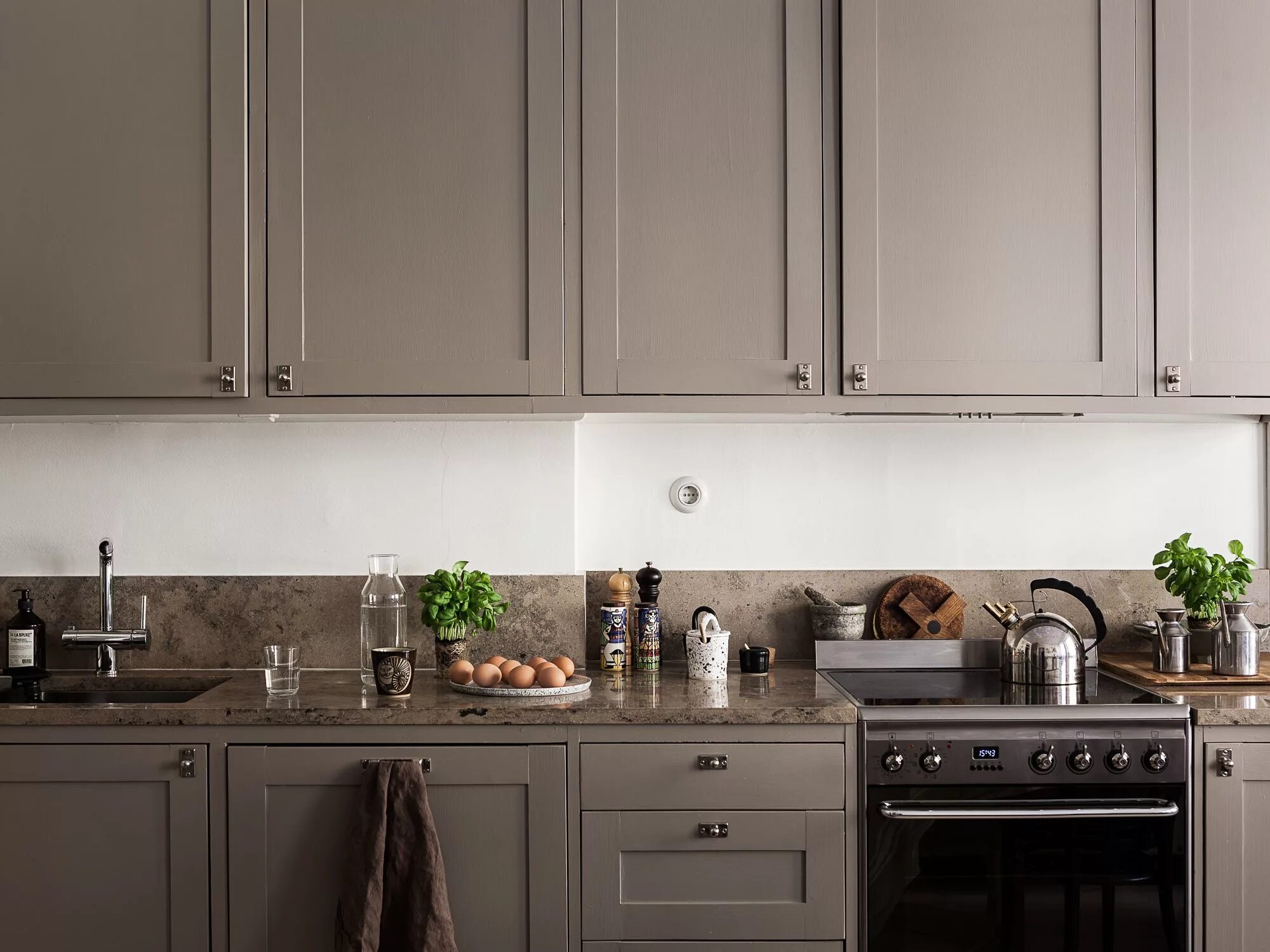 Кухня тауп в интерьере Våra Hem - Historiska hem Beige kitchen, Kitchen interior, Kitchen cabinet color