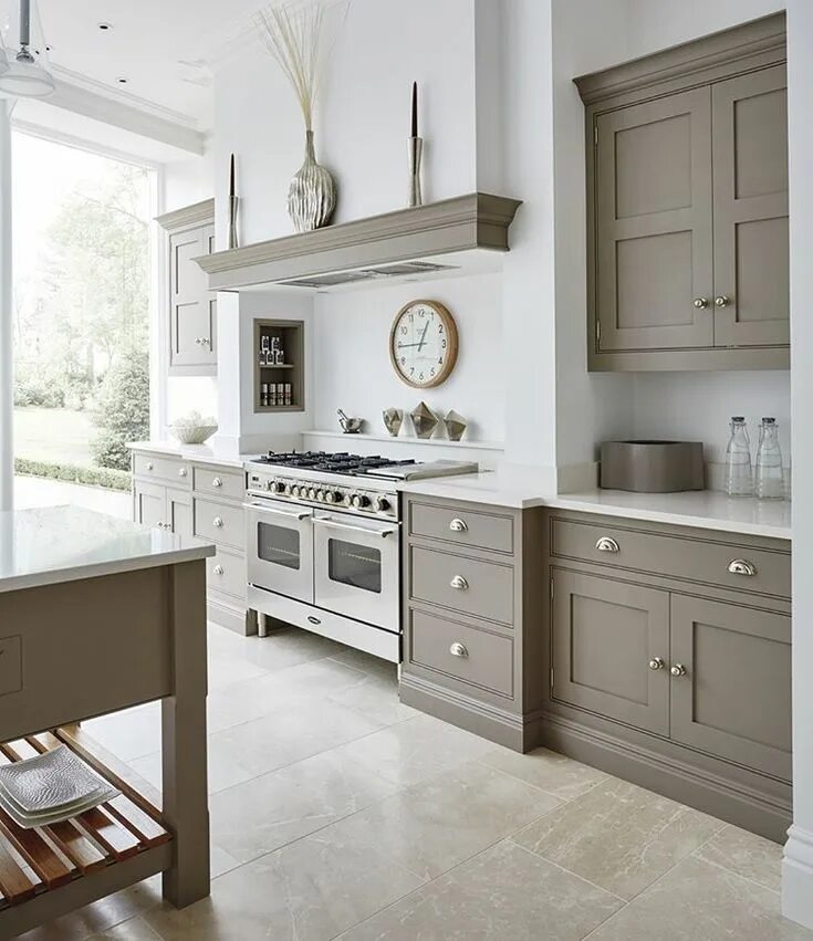Кухня тауп в интерьере Tom Howley Kitchens on Instagram: "By combining our soft grey paint colour Willo