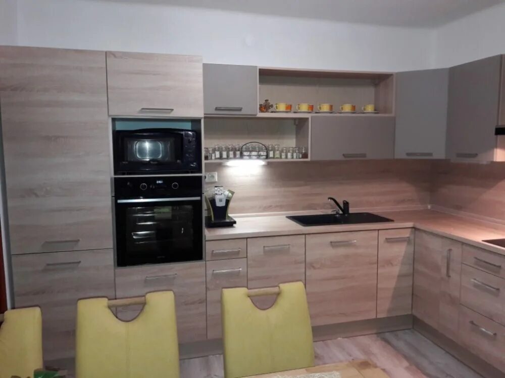 Кухня цвет дуб в интерьере фото Кухня дуб сонома в интерьере сочетание цветов - 95 фото