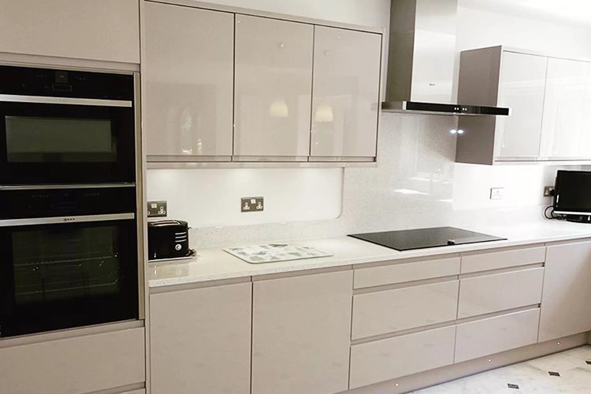 Кухня цвет кашемир матовая фото в интерьере Цвет кашемир фасад кухни: найдено 86 изображений